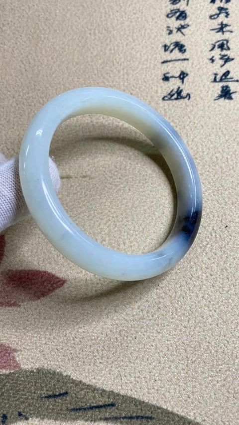 Gelang Giok Ciu Alami Ukuran 58-60mm Ukuran 59.9mm Lebar Sisi 11.6mm Giok terjadi secara alami Pola acak Pengiriman dan pajak sudah termasuk.