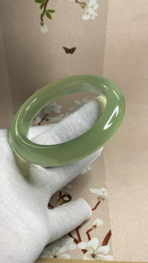 Gelang Hijau Es Giok Cui Giok Alami Ukuran 53-55mm Ukuran 54.5mm Lebar Sisi 12.2mm Giok terjadi secara alami Pola acak termasuk pajak pengiriman