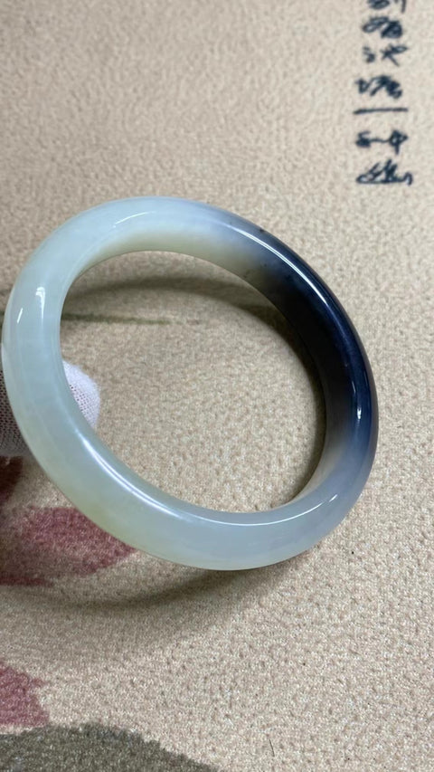 Gelang Giok Cui Alami Ukuran 56-58mm Ukuran 57.2mm Lebar Sisi 11.6mm Giok terjadi secara alami Pola acak Termasuk ongkos kirim dan pajak.