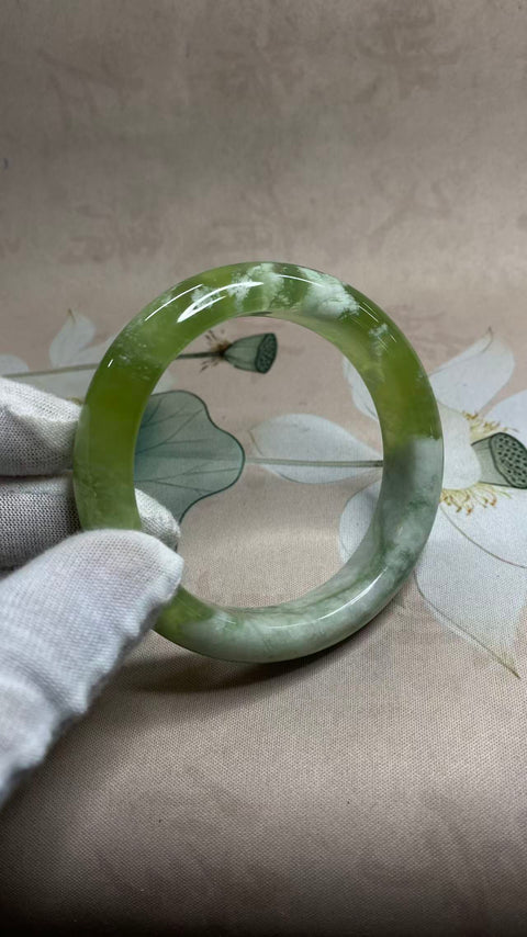 Gelang Gelang Cui Giok Hijau Titi Milkcap Ukuran 62.8mm Lebar 14.3mm Giok adalah batu giok yang terbentuk secara alami Pola acak Sudah termasuk pajak pengiriman.