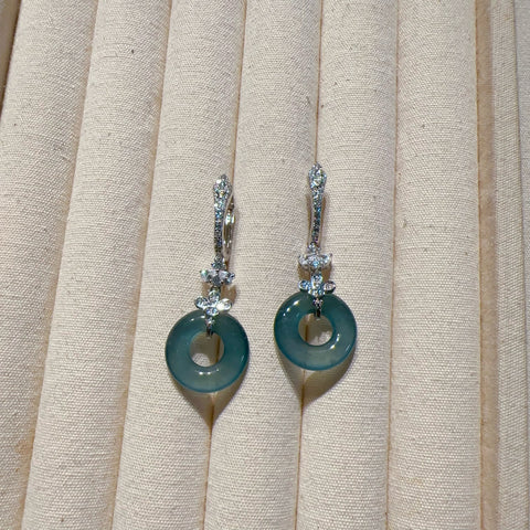 Anting Gesper Perdamaian Jadeite Alami yang terbuat dari perak 925, ukuran 15mm, gaya yang indah, batu giok yang halus dan hangat, sudah termasuk pajak pengiriman.