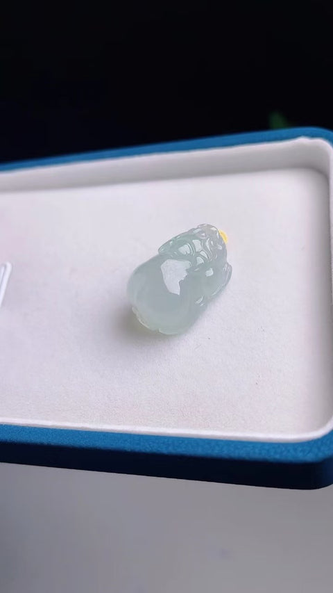 Giok Giok Pixi Pendant Jadeite alami yang lembut dan hangat, dengan kepala penuh air, terbuat dari emas 18 karat, ukuran 2,2 * 1,4 cm, sudah termasuk pajak pengiriman.