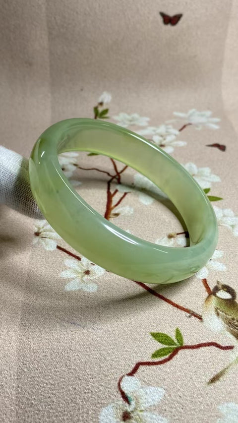 Gelang Lebar Sedang Giok Cui Alami Ukuran 64-66mm Ukuran 65.2mm Lebar Samping 15.6mm Giok terjadi secara alami Pola acak Pengiriman dan pajak sudah termasuk.