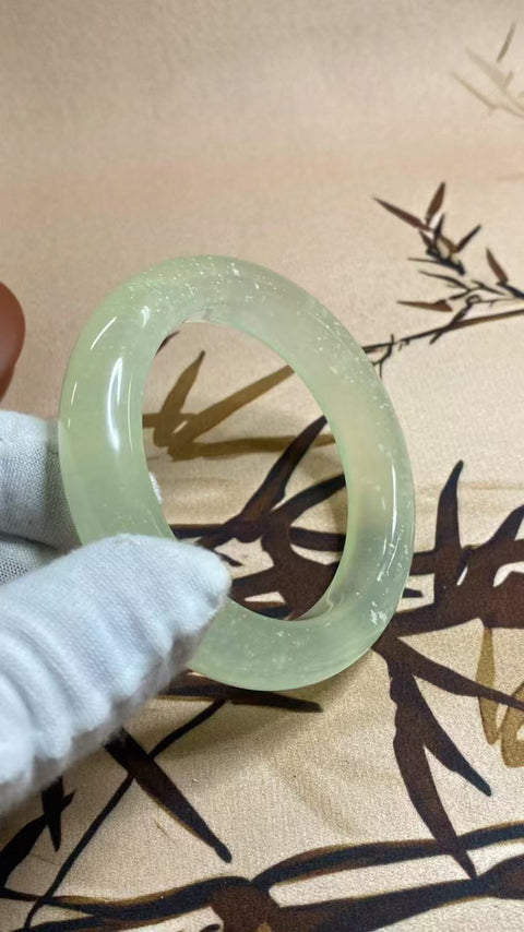 Gelang Badai Salju Giok Cui Halus Ukuran 55-57mm Ukuran 56.3mm Lebar Samping 12.9mm Giok ini terbentuk secara alami dan polanya acak Sudah termasuk ongkos kirim dan pajak.