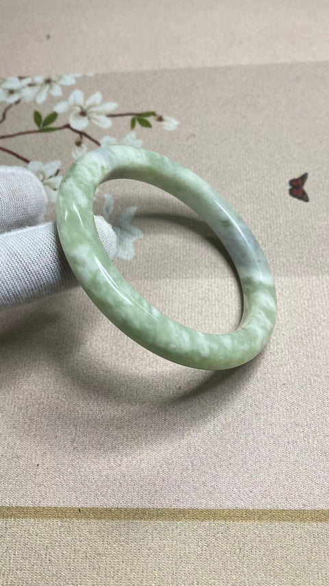 Gelang Giok Cui Fine Ukuran 58mm Ketebalan batang 9.9mm Giok terjadi secara alami Pola acak Termasuk ongkos kirim dan pajak