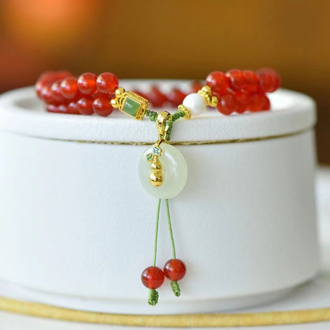 Gelang batu akik yang jelas dengan tombol perdamaian dari batu giok Hetian. Batu gioknya bagus dan hangat, gayanya sederhana dan murah hati, sudah termasuk pajak pengiriman.