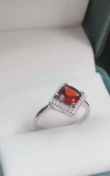 Cincin garnet alami yang terbuat dari perak 925, ukuran 8 * 8mm, tekstur halus dan hangat, gaya yang indah, sudah termasuk pajak pengiriman.