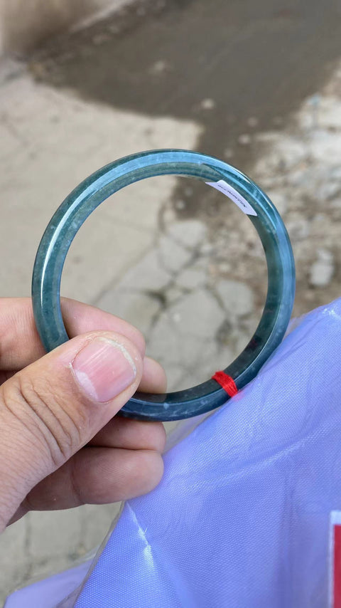Gelang jadeite minyak jadeite halus yang jernih, kaliber yang cocok untuk ukuran 61-63mm Ukuran 62mm Lebar batang 9mm Batu giok terbentuk secara alami Pola acak sudah termasuk pajak pengiriman