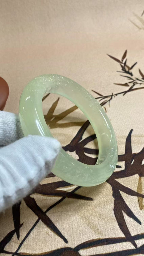 Gelang Badai Salju Giok Cui Halus Ukuran 55-57mm Ukuran 56.3mm Lebar Samping 12.9mm Giok ini terbentuk secara alami dan polanya acak Sudah termasuk ongkos kirim dan pajak.