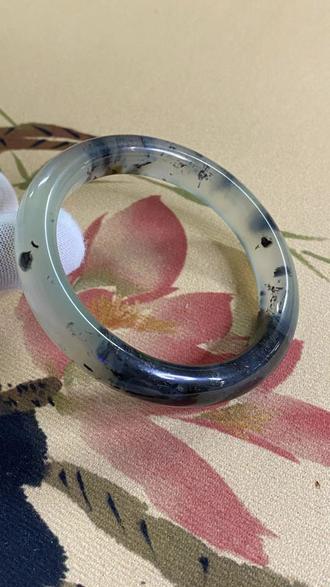 Gelang Percikan Tinta Ice Breed Giok Cui Jade Alami Ukuran 56-58mm Ukuran 57.9mm Lebar Sisi 11.8mm Giok semuanya terjadi secara alami Pola acak Pajak Pengiriman sudah termasuk.