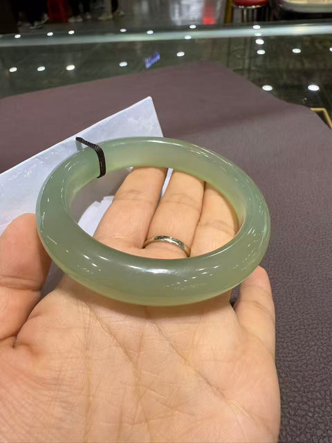 Gelang giok hijau Xiuyan yang indah! Diameter dalam: 60,4 mm. Batu alam terbentuk secara alami, polanya acak. Biaya pengiriman dan pajak sudah termasuk.
