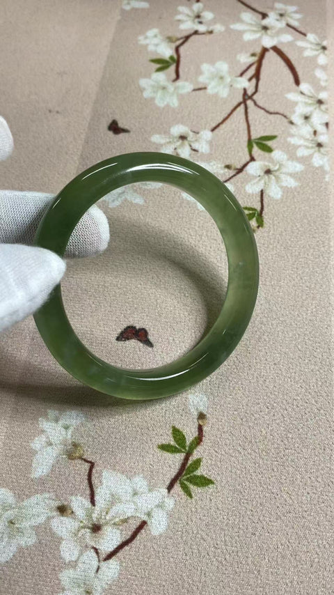 Gelang bahan giok Cui halus 180 gelang penutup susu Qingti Ukuran 61-63mm Ukuran 62.5mm Lebar sisi: 11.5, 11.5, 13.6mm Batu giok adalah 20 untuk pola yang terjadi secara alami secara acak Sudah termasuk pajak pengiriman