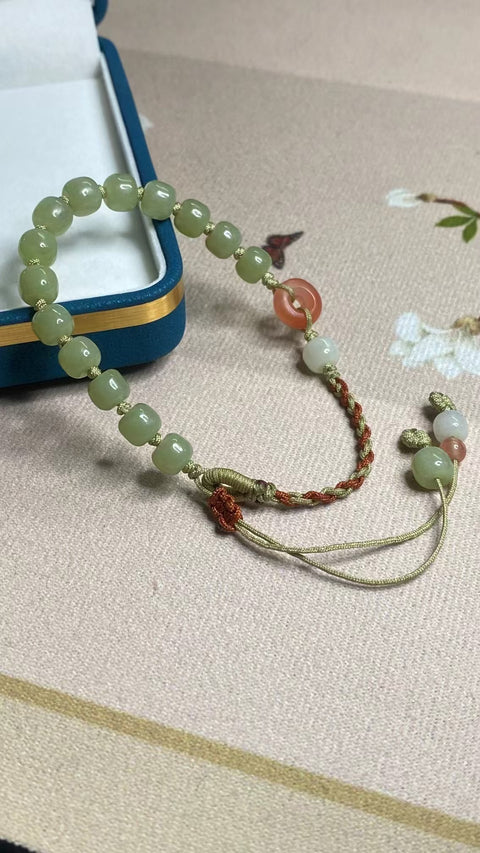 Gelang Manik-manik Tua Giok Hetian Alami Ukuran 6 * 7mm Dengan aksesoris yang indah Giok bersih dan halus serta hangat Sudah termasuk pajak pengiriman.