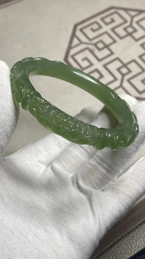 Gelang Bunga Berukir Giok Cui Alami Ukuran 57-59mm Ukuran 58.5mm Lebar Sisi 10.7mm Giok terjadi secara alami Pola acak Pengiriman dan pajak sudah termasuk.