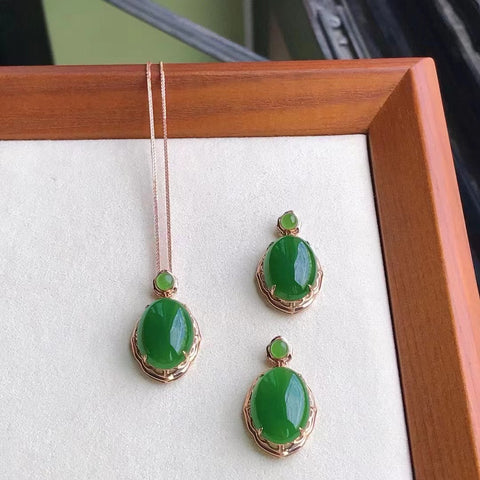 Kalung Jasper Alami dari Emas 18k Ukuran 13 * 18mm Manik-manik Atas 4 * 4mm Giok bersih, halus dan hangat Gaya elegan dan elegan.