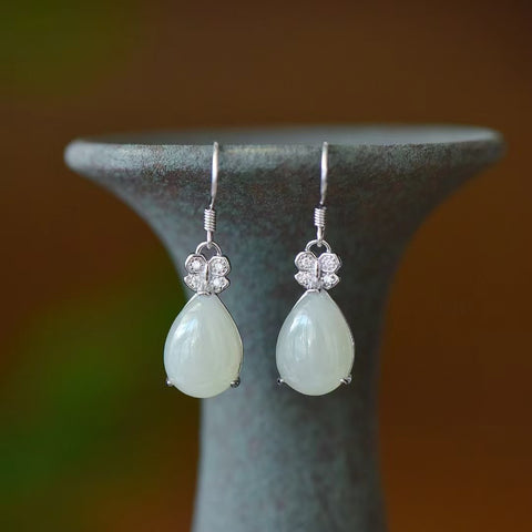 2261 Anting-Anting Giok Giok Hetian Alami dari Perak 925 Ukuran 10 * 14mm Giok yang halus dan hangat Sudah termasuk pajak pengiriman.