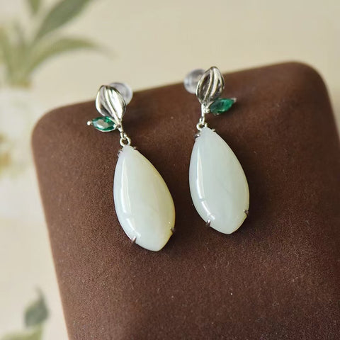 2304 Anting Tetesan dan Daun Giok Hetian Alami dari Perak 925 Ukuran 12 * 24mm Giok bersih, halus dan hangat, serta gayanya baru dan unik. Sudah termasuk ongkos kirim dan pajak.