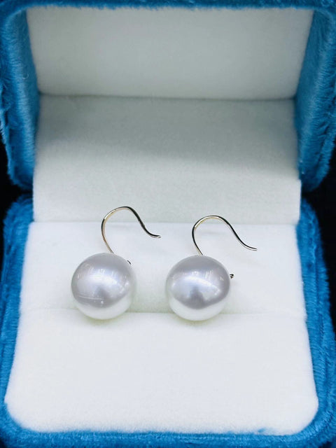 Anting-anting mutiara air asin alami dengan pengaturan emas 18 karat Ukuran 11,5-11,6 mm Warna yang indah dan kilau yang tinggi, tekstur yang halus dan hangat Pengiriman dan pajak sudah termasuk.