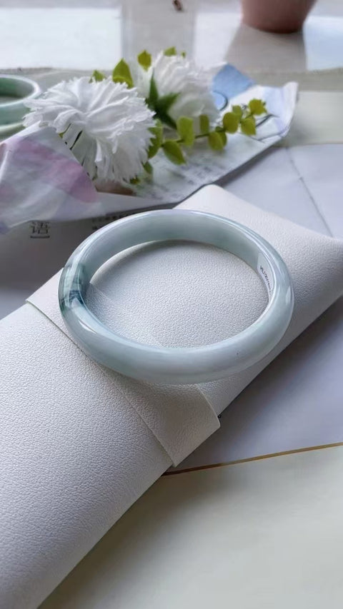 Gelang barang dari batu giok alami Bahan lubang tua Bagian bawah halus dan hangat Ukuran 60mm Batu giok secara alami memiliki pola acak Termasuk pajak pengiriman