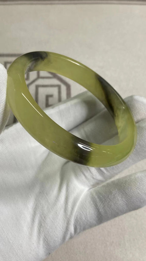 Gelang Giok Cui Alami Ukuran 63-65mm Ukuran 64.5mm Lebar Sisi 12.3mm Giok terjadi secara alami Pola acak Pengiriman dan pajak sudah termasuk.