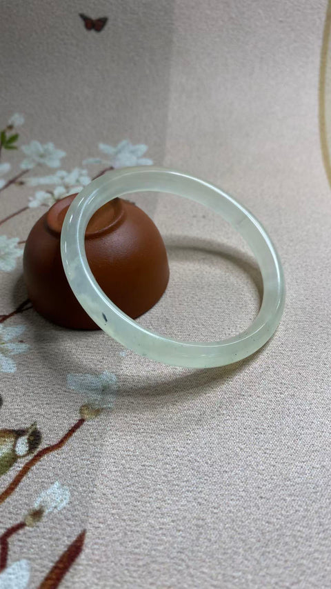 Gelang giok Xiuyan yang indah, diameter dalam 57,8mm, ketebalan pita 8mm, semua batu alam, termasuk biaya pengiriman dan pajak.