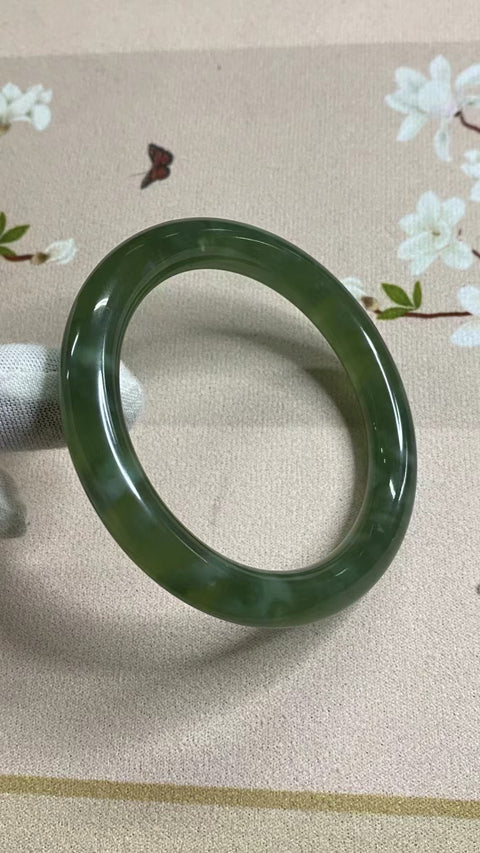 Gelang Giok Cui Giok Hijau Penuh Giok dalam Giok Ukuran 58-60mm Ukuran 59.5mm Lebar Sisi 11mm Giok terjadi secara alami Pola acak Termasuk ongkos kirim dan pajak.