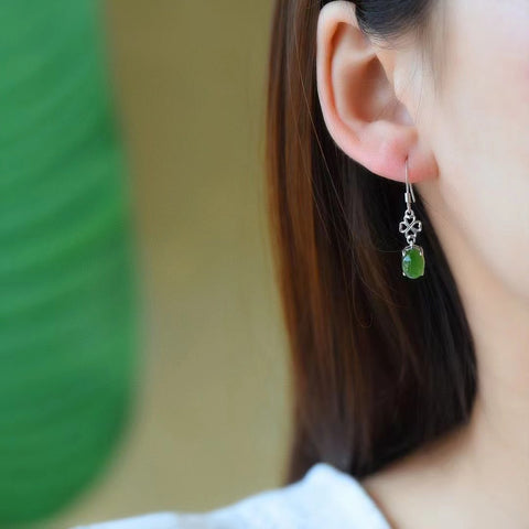 Anting-anting giok alami yang terbuat dari perak 925 Ukuran 8 * 6mm Giok adalah giok yang halus dan hangat dengan pengerjaan yang sangat indah Pajak pengiriman sudah termasuk