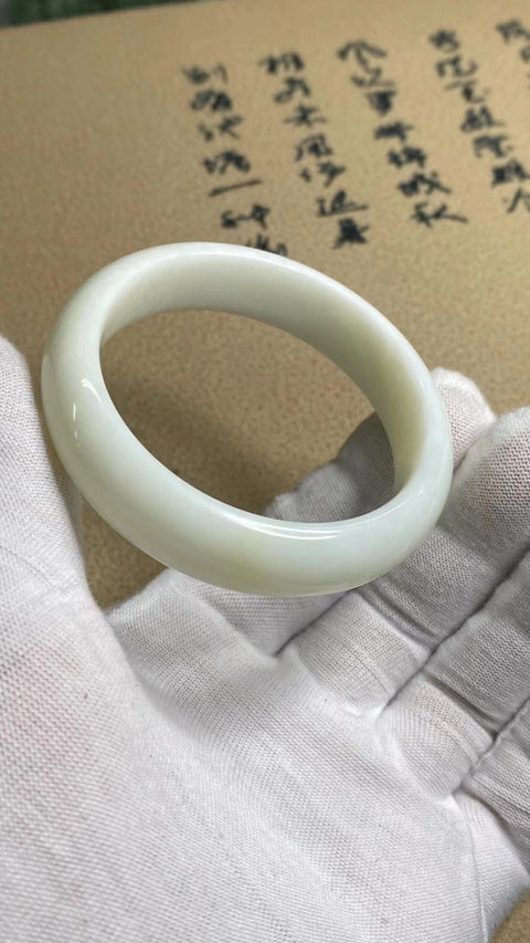 Gelang Giok Cui Alami Giok bersih, halus dan hangat; Gaya Ukuran 49-51mm Ukuran 50.9mm Lebar Variabel 13.4mm Giok terbentuk secara alamiah; Pola acak; Sudah termasuk ongkos kirim dan pajak