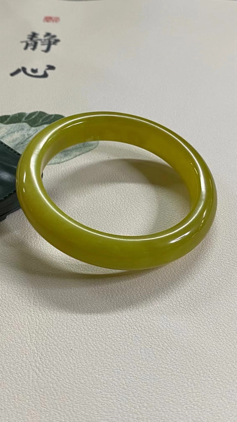 Gelang Bunga Emas Giok Cui Giok bersih dan halus Ukuran 56-58mm Ukuran 57.5mm Lebar Sisi 12.6mm Giok semuanya terjadi secara alami Pola acak termasuk pajak pengiriman.