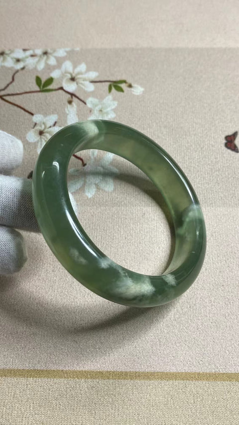 Gelang Gelang Cui Giok Tsingti Milkcap Ukuran 60-62mm Ukuran 61mm & nbsp; Lebar Sisi 13.5mm Giok terjadi secara alami Pola acak Termasuk pajak pengiriman.
