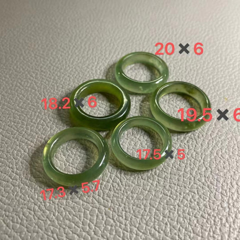 Ukuran Cincin Hijau Es Giok Cui Giok Alami Seperti yang Ditunjukkan Giok baik-baik saja dan hangat Termasuk ongkos kirim dan pajak.