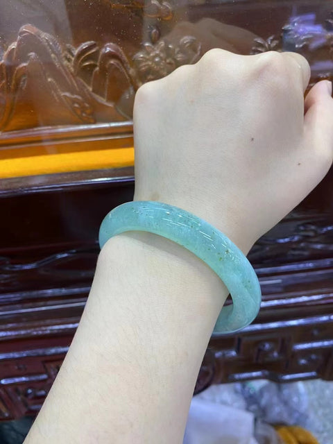 Gelang Giok Giok Cui Alami Ukuran 57mm Giok ini terbentuk secara alami dan polanya acak Giok ini bersih, halus, dan hangat Termasuk ongkos kirim dan pajak.