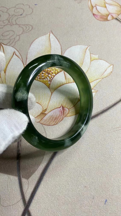 Gelang Hijau Penuh Giok Cui Fine Jade Ukuran 57-59mm Ukuran 58.8mm Lebar Sisi 12.3mm Giok ini terbentuk secara alami dan polanya acak Sudah termasuk ongkos kirim dan pajak.