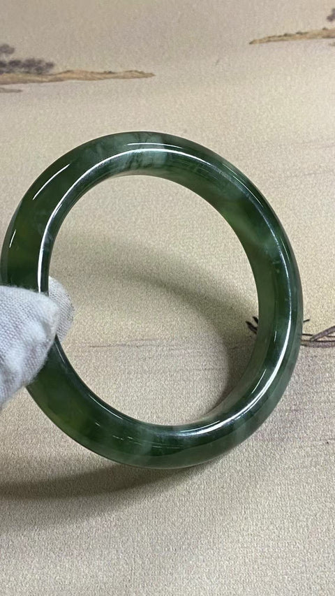 Gelang Bahan Fine Jade 180 Ukuran 58-60mm Ukuran 59.5mm Lebar Sisi 12.2mm Batu giok terbentuk secara alami dan polanya acak Sudah termasuk ongkos kirim dan pajak.