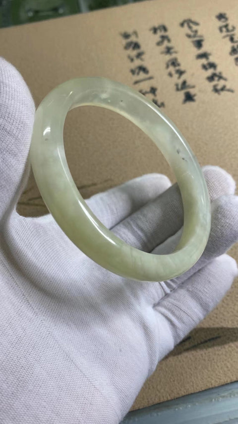 Gelang Giok Cui Alami Gioknya bersih, halus dan hangat; Gayanya indah Ukuran 63-65mm Ukuran 64.6mm Lebar variabel 12.6mm Gioknya terbentuk secara alami Pola acak; Termasuk Pajak Pengiriman