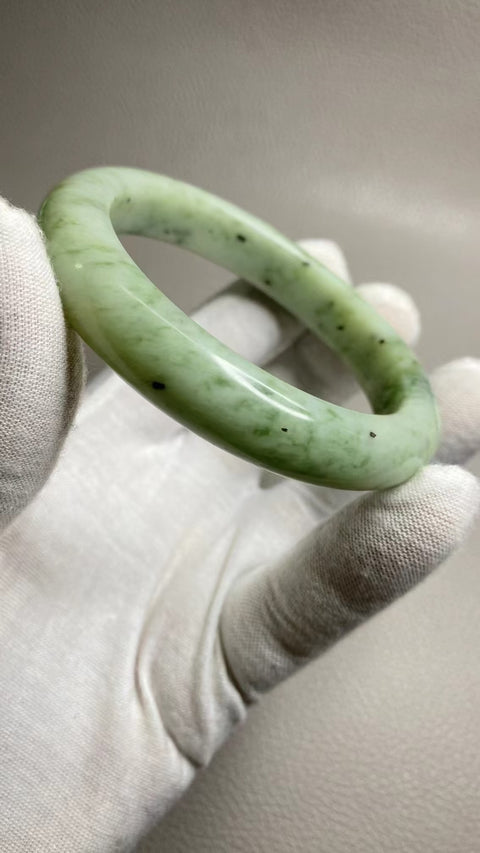 Gelang Giok Cui Giok Minyak Tua Ukuran 61-63mm Ukuran 62.7mm Lebar Sisi 13.3mm Giok terjadi secara alami Pola acak Sudah termasuk pajak pengiriman No. 202410130957