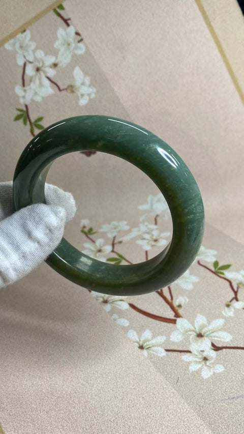 Gelang Giok Bunga Giok Cui Giok Alami Ukuran 59-61mm Ukuran 60.9mm Lebar Sisi 13.6mm Giok terjadi secara alami Pola acak Pengiriman dan pajak sudah termasuk.