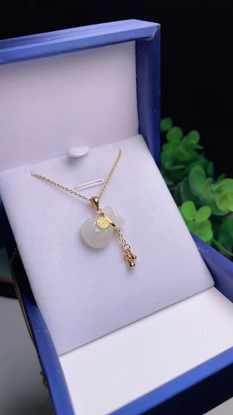 Penawaran khusus kalung tas pemberkatan giok Hetian alami yang terbuat dari perak 925, ukuran 1,0 * 1,0 cm, gaya yang indah, sudah termasuk pajak pengiriman.