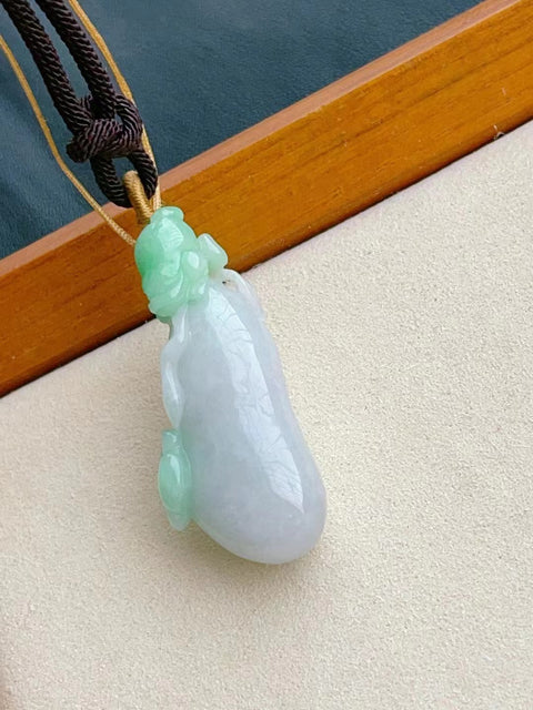 Batu giok alami yang merupakan barang yang diberkati Batu giok liontin melon bersih dan halus serta hangat Ukuran 48 * 19,6 * 13,6 mm Termasuk ongkos kirim dan pajak