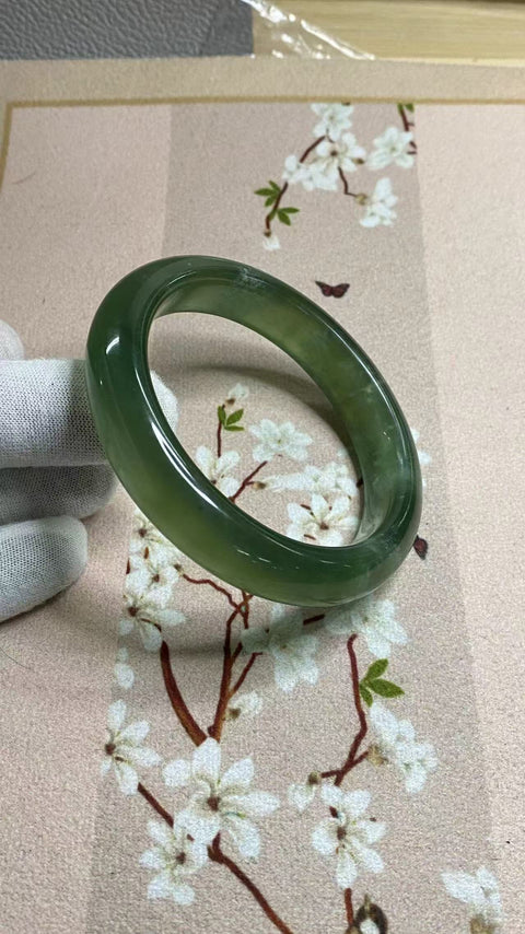 Gelang bahan Fine Jade 180, penuh dengan zamrud hijau dan mengambang, ukuran 62.2mm, lebar 14.5mm, batu giok terjadi secara alami, polanya acak, sudah termasuk ongkos kirim dan pajak.