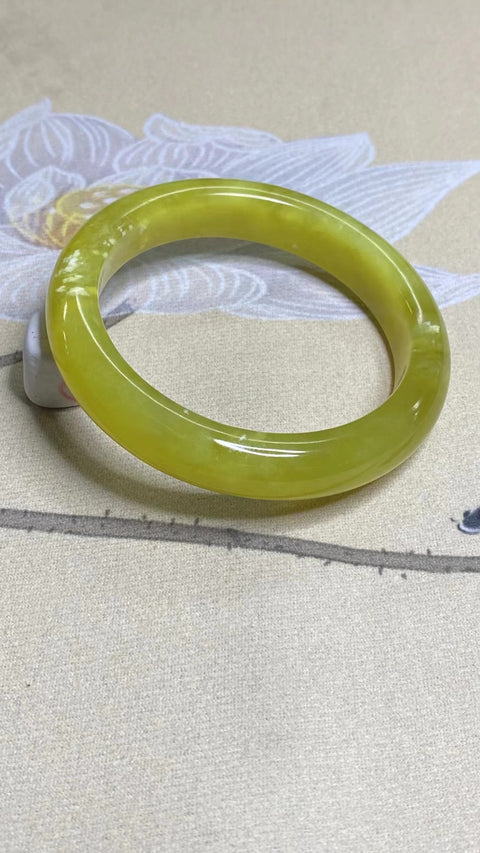 Gelang Bunga Emas Giok Cui Giok Alami Ukuran 61-63mm Ukuran 62.2mm Lebar Sisi 13mm Giok terjadi secara alami Pola bunga acak Sudah termasuk pajak pengiriman.