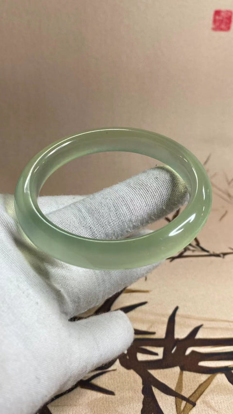 Gelang Hijau Es Giok Cui Giok Halus Ukuran 55-57mm Ukuran 56.5mm Lebar Sisi 10.6mm Giok terjadi secara alami Pola acak Pengiriman dan pajak sudah termasuk.