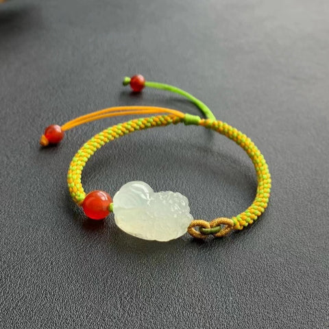 Gelang Giok Alami Tenunan tangan dengan berbagai gaya Batu gioknya bersih dan halus, dan gayanya sederhana dan elegan.