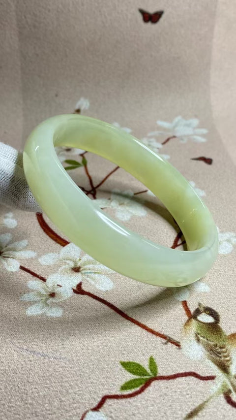 Gelang Cahaya Bulan Putih Giok Cui Giok Alami Ukuran 62-64mm Ukuran 63.6mm Lebar Samping 14.3mm Giok semuanya terjadi secara alami Pola acak termasuk pajak pengiriman