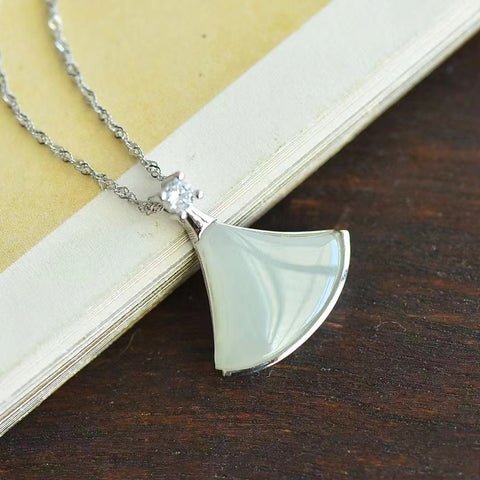 26047 Kalung Giok Hetian Alami dari Perak 925 Ukuran 15 * 20mm Batu gioknya bersih dan halus, gayanya indah dan apik.