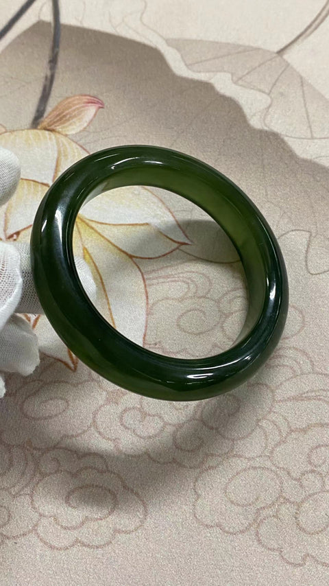 Gelang giok Cui halus berwarna hijau mengambang penuh, ukuran 58-60mm ukuran 59mm lebar 13.8mm Giok ini memiliki pola yang muncul secara alami secara acak Termasuk pajak pengiriman.