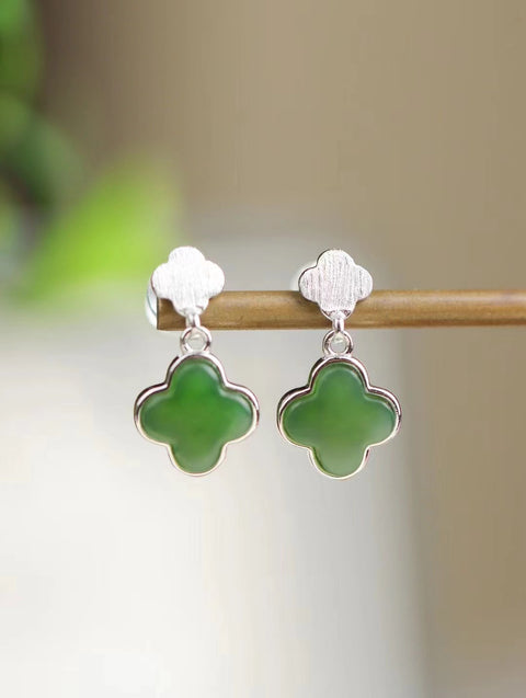 Anting-anting Jasper Clover Alami yang terbuat dari batu giok 925 perak, bersih dan halus.