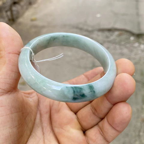 Gelang giok halus barang, kaliber yang cocok untuk ukuran 60-62mm Ukuran 60.5mm Lebar sisi 13mm Giok adalah pola yang terjadi secara alami secara acak Termasuk pajak pengiriman