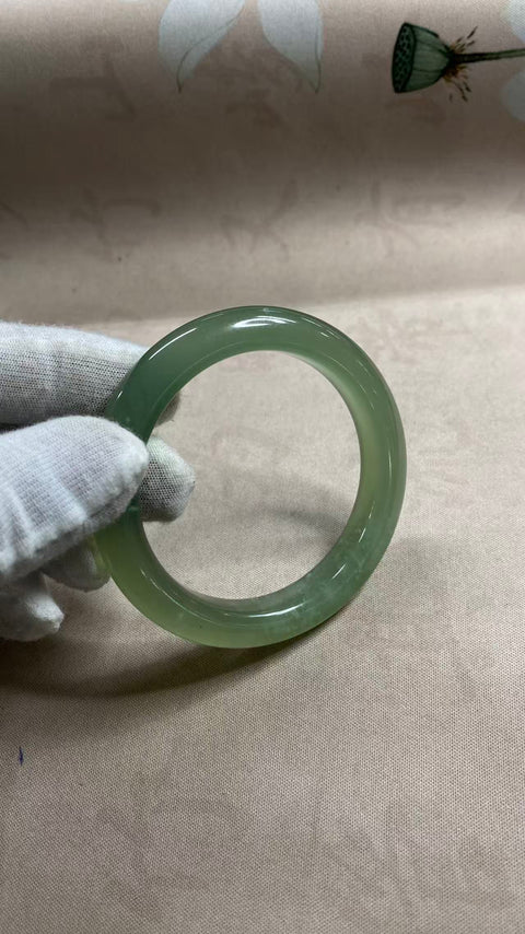 Gelang Giok Xiuyan Yang Indah Dengan Warna Hijau Es, Diameter 56,6 Mm Lebar Sisi 11,2 Mm. Semua Batu Terbentuk Secara Alami, Gratis Ongkos Kirim Dan Pajak.