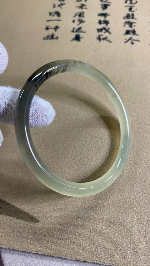 Gelang Strip Kecantikan Giok Cui Giok Alami Ukuran 62-64mm Ukuran 63mm Giok semuanya terjadi secara alami Pola acak termasuk pajak pengiriman